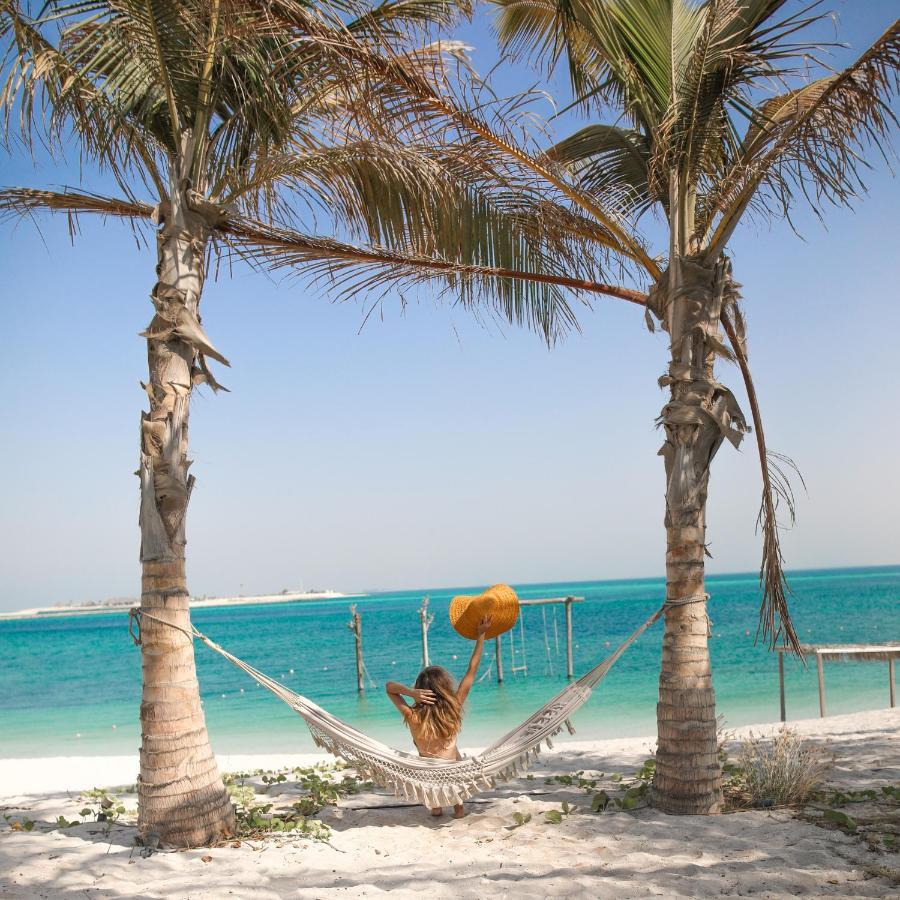 Nurai Island, Saadiyat Hotell Abu Dhabi Eksteriør bilde Hammock on the beach